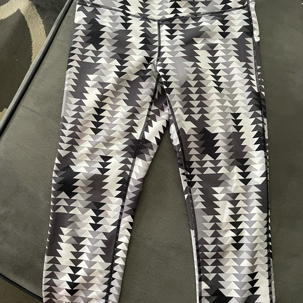 Super cute, cropped workout leggings!